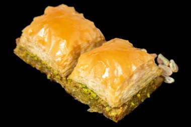 Beyaz arka planda Pistachio baklava izole edilmiş. Türk mutfağı lezzetleri. Türk baklavası. Kapat.