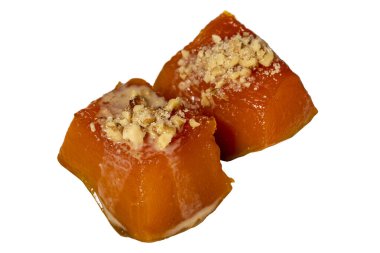 Beyaz arka planda tahinili kabak tatlısı. Geleneksel Türk mutfağı lezzetleri. Yerel adı tahinli kabak tatlisi. Kapat.