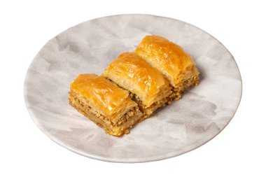 Ceviz baklavası beyaz arka planda izole edilmiş. Türk mutfağı lezzetleri. Türk baklavası. Kapat.