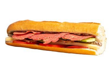 Ekmek arası sandviç. Beyaz arka planda salamlı sandviç, biftek, çedar, domates ve salatalık.