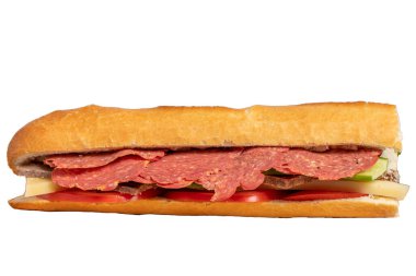 Ekmek arası sandviç. Beyaz arka planda salamlı sandviç, biftek, çedar, domates ve salatalık.