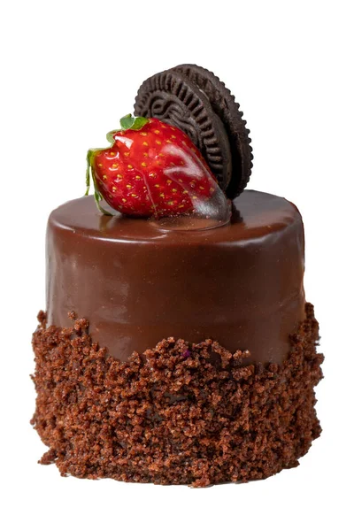 白を基調としたチョコレートケーキとストロベリーケーキ ビスケット チョコレートとフルーツケーキは特別なクリームで調製します ベーカリー製品 — ストック写真