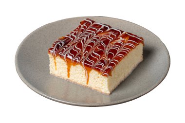 Beyaz arka planda izole edilmiş üç dilim kek. Sütlü ve karamelli kek. Fırın ürünleri. Meksika tatlıları. Kapat.