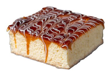 Beyaz arka planda izole edilmiş üç dilim kek. Sütlü ve karamelli kek. Fırın ürünleri. Meksika tatlıları. Kapat.