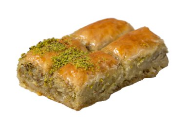 Beyaz arka planda şam fıstıklı baklava. Geleneksel Türk baklavası tabakta. Stüdyo çekimi. Kapat.