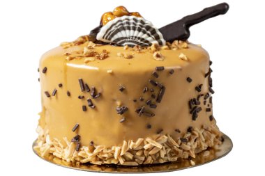 Karamelli kek beyaz arka planda izole edilmiş. Çikolata ve fındıklı doğum günü veya kutlama pastası. Pastane tatlıları. Kapat.