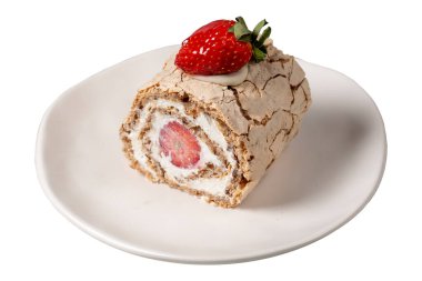 Çilekli kek. Kremalı ve çilekli pasta beyaz arka planda izole edilmiş. Kapat.