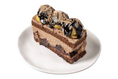 Çikolata ve profiterol keki. Beyaz arka planda izole edilmiş çikolata ve kremalı pasta. Kapat.