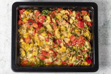 Gri arka planda zeytinyağlı sebze salatası. Sağlıklı mezeler. Yerel adı Anamur Salatasi