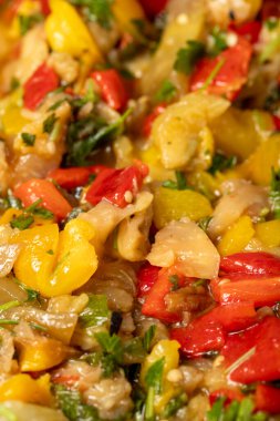 Zeytinyağlı sebze salatası. Sağlıklı mezeler. Yemek arkaplanı. Yerel adı Anamur Salatasi. Kapat.