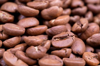 Arka planda kahve çekirdeği yığını var. yakın plan kahve çekirdeği.