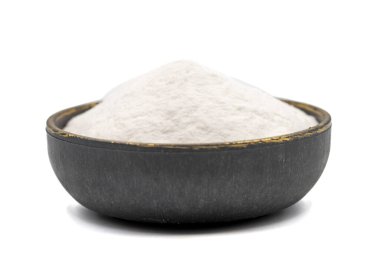 Beyaz arka planda sodyum bikarbonat ya da kabartma tozu var. Kasede sodyum bikarbonat tozu