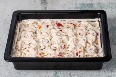 Patatesli salata ve gri arka planda yoğurt. Yoğurtlu salata, patates ve sarımsak. sağlıklı aperatifler. Yerel adı Panco