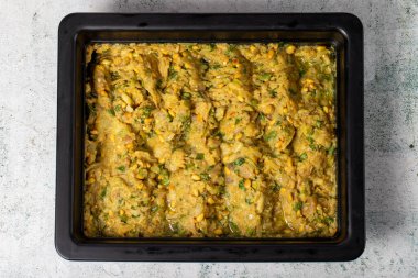 Sicilyano gri arka planda. Aperatif zeytinyağı, köri, fıstık ve patlıcanla hazırlandı. sağlıklı çerezler