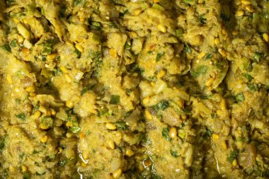 Sicilyano. Aperatif zeytinyağı, köri, fıstık ve patlıcanla hazırlandı. sağlıklı aperatifler. yiyecek arka planı