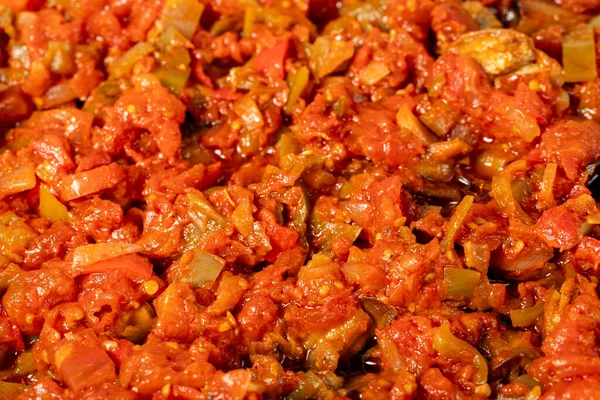 灰色の背景にナス前菜 ピーマン 玉ねぎ ニンニク トマト トマトペーストで調製したメゼ 食べ物の背景 地域名咲か — ストック写真