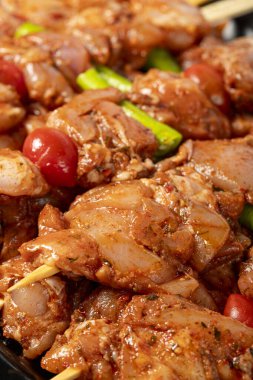 Tavuk şişi. Çiğ soslu tavuk şişleri. Gıda arkaplanı