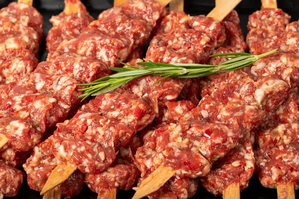 Adana Kebab Türkischer Roh Dönerspieß Großaufnahme Kulinarischer Hintergrund Türkische Spezialitäten — Stockfoto
