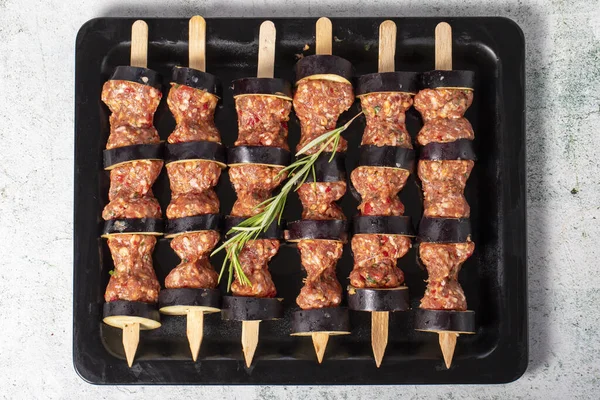 ナスケバブ 灰色の背景に生のミンチ肉とナス料理ケバブ トルコ料理 地元の名前はパトリアン ケバビ トップ表示 — ストック写真
