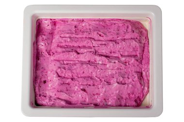 Beyaz arka planda pancar, yoğurt ve sarımsaklı aperatif. Sağlıklı mezeler. yerel adı Pembe Sultan.