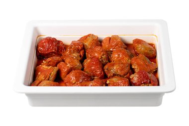 Doldurulmuş biberler beyaz arka planda izole edilmiş. Geleneksel Türk lezzetleri. sağlıklı aperatifler. Yerel adı kuru biber dolmasi