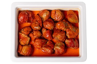 Doldurulmuş biberler beyaz arka planda izole edilmiş. Geleneksel Türk lezzetleri. sağlıklı aperatifler. Yerel adı kuru biber dolmasi