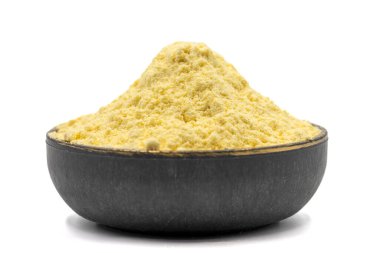 Mısır unu beyaz arka planda izole edilmiş. Mısır unu kasede. Kapat.