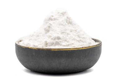 Buğday nişastası beyaz arka planda izole edilmiş. Kasede buğday nişastası. Kapat.