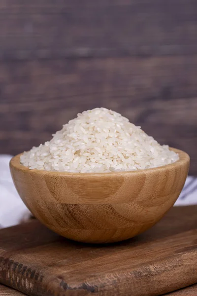 Rýže Dřevěném Pozadí Nevařená Suchá Rýže Dřevěné Míse Zavřít — Stock fotografie