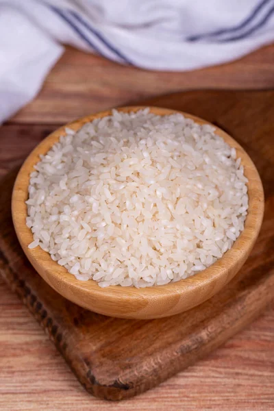 Rýže Dřevěném Pozadí Nevařená Suchá Rýže Dřevěné Misce — Stock fotografie