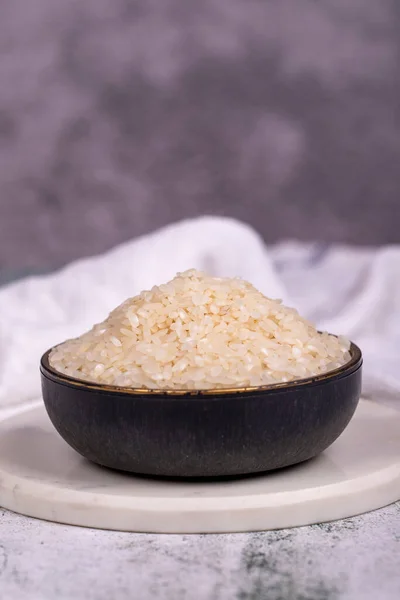 Rýže Kamenném Pozadí Neuvařená Suchá Rýže Misce Zavřít — Stock fotografie