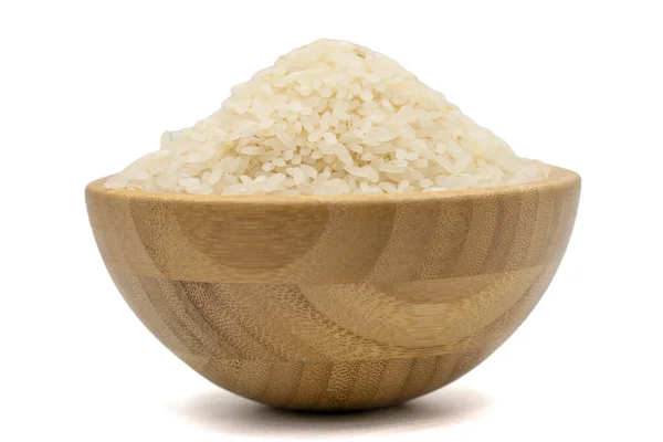 生米粒在白色背景上被分离出来 未煮熟的干米饭放在木碗里 — 图库照片