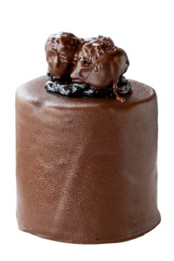 Beyaz arka planda izole edilmiş çikolatalı pasta. Meyve ve kremalı pastanın üstü çikolata kaplı. Kapat.