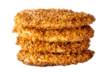 Susamlı kurabiye. Beyaz arka planda izole edilmiş tuzlu kurabiyeler. Kapat.