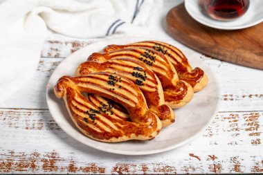 Türk kataloğu. Geleneksel tatlar. Ahşap arka planda Pasta Kataloğu