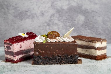 Bir sürü pasta dilimi. Tiramisu, çikolata ve meyveli kek.