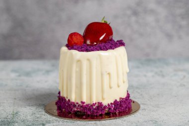 Gri arka planda meyveli kek. Kremalı ve meyveli pasta.