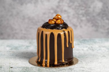 Gri arka planda çikolatalı pasta. Kremalı ve çikolatalı pasta.