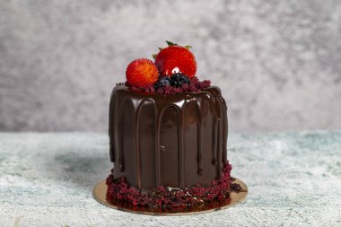 Gri arka planda çikolatalı pasta. Kremalı ve çikolatalı pasta.