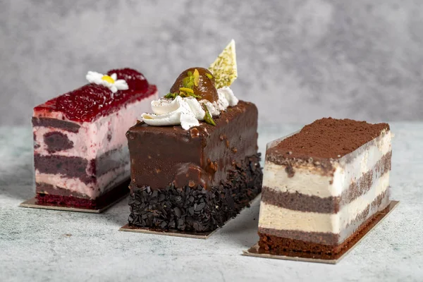 ケーキの様々なスライス ティラミス チョコレート フルーツケーキ — ストック写真