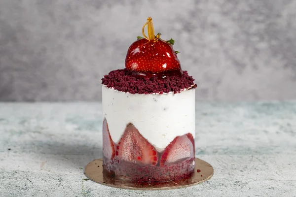 グレーの背景にストロベリーケーキ クリームとフルーツケーキ — ストック写真