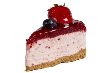 Meyveli kek dilimi. Beyaz arka planda izole edilmiş böğürtlen soslu cheesecake dilimi. Kapat.