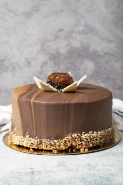 Çikolatalı pasta. Çikolata, kestane ve fındıklı doğum günü pastası.