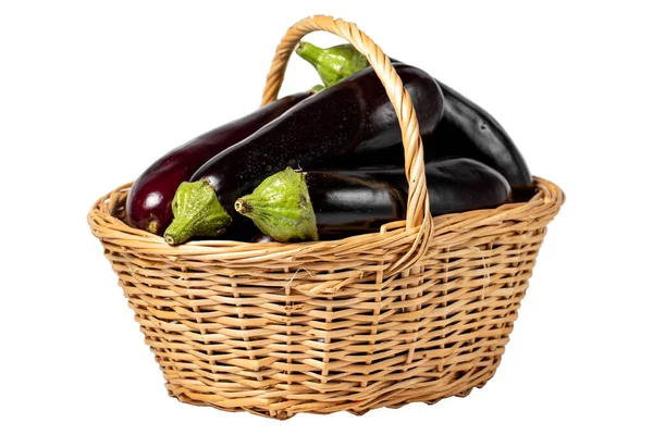 新鲜的生茄子放在白色背景的篮子里 茄子收获季节的概念 健康饮食的蔬菜 — 图库照片