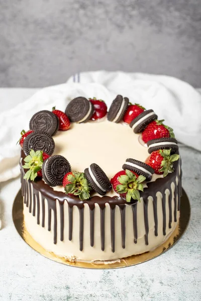 Csokitorta Folyékony Csokoládé Eper Születésnapi Torta Szürke Alapon — Stock Fotó