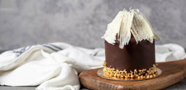 Çikolata ve kestane keki. Koyu arkaplanda nefis bir pasta. Uzayı kopyala Metin için boş boşluk