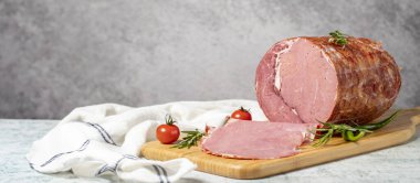 Dilimlenmiş Füme Biftek Entrecote. Tahta sunum tahtasında dana salamı. Şarküteri. Et ürünleri. Uzayı kopyala Metin için boş boşluk