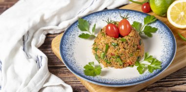 Sebzeli Bulgur pilavı. Türk mutfağı lezzetleri. İnce bulgur, domates ezmesi, zeytinyağı, tuz, biber, limon suyu, nar şurubu, taze soğan ve maydanoz salatası. Yerel adı Kisir. Uzayı kopyala Metin için boş boşluk