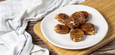 Ceviz dolgulu incir. Geleneksel Türk tatlıları. Şerbet ve cevizli incirli tatlı. Uzayı kopyala Metin için boş boşluk