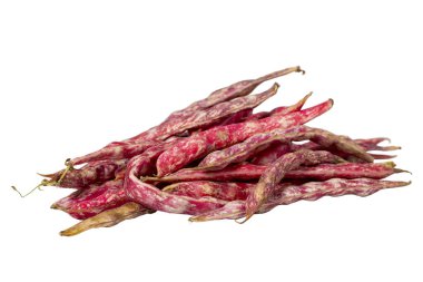 Böbrek fasulyeleri beyaz arka planda izole edilmiş. Taze çiğ yaban mersini hasat mevsimi konsepti. Sağlıklı bir diyet için sebzeler